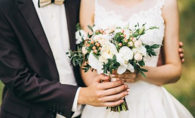 tendências em casamentos 2017 noiva e noivo segurando buquê
